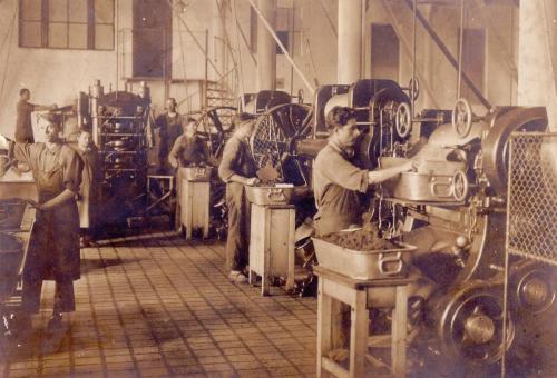 Csokoládégyártás Szerencsen (kakaóvaj-prés és masszakeverő sor) 1930-39 Fotó: retronom.hu
